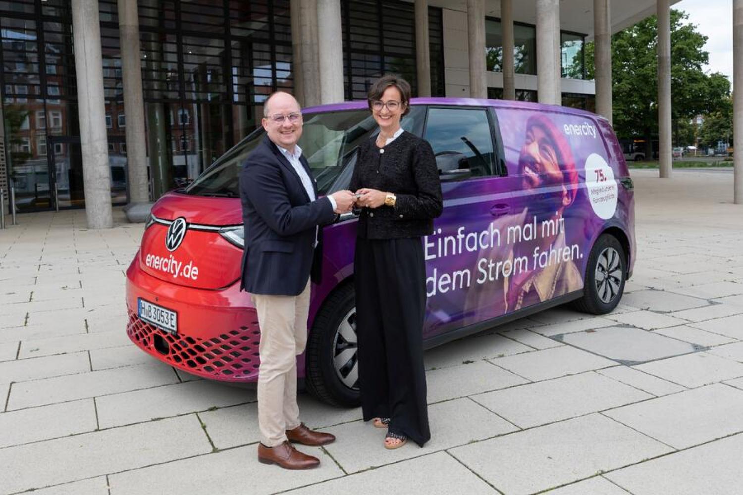 Serwis z Buzz: Lars Krause (VWN) przekazuje 75. ID. Buzz Cargo Aurélie Alemany (Enercity). | Foto: VWN.