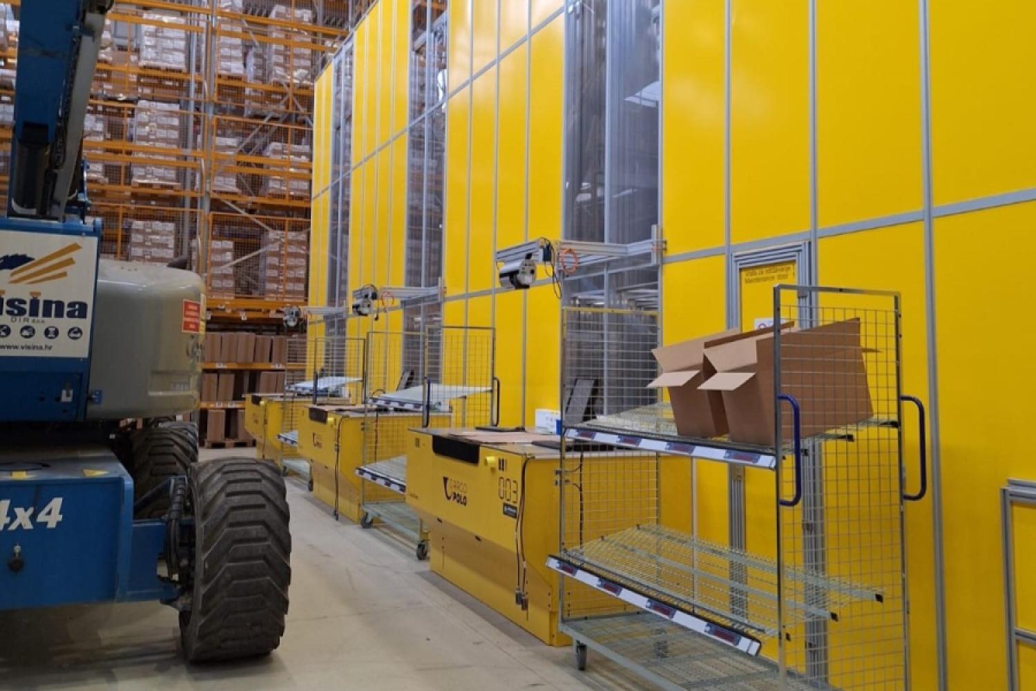 At the request of the Croatian Post, the enclosure, the ports, and all the robots of the new AutoStore system were specially painted in bright postal yellow. (Image: Hörmann Intralogistics)