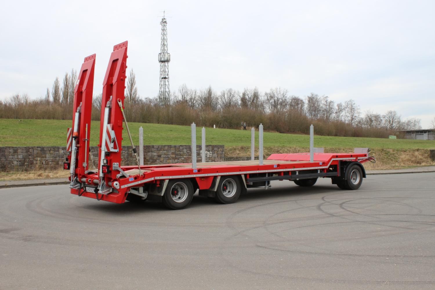 The three-axle low-loader "TÜ 30 smart" weighs in at 7.9 tons with a permissible total weight of 30 tons. | Image: Langendorf