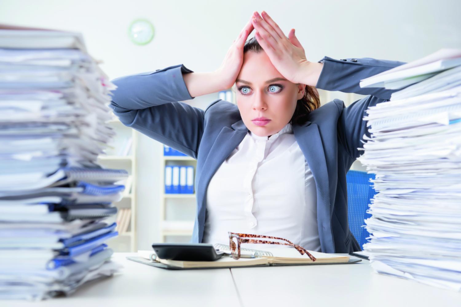 Excessive bureaucracy and too much regulation hinder the upswing in the packaging industry from the perspective of several professional associations. (Symbol image: Elnur/stock.adobe.com)