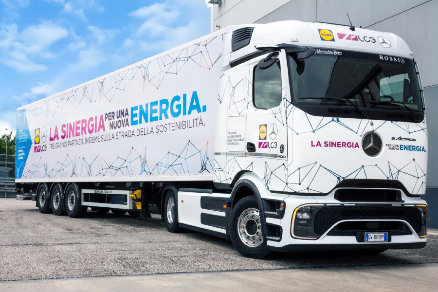 Lidl se electrifica: La empresa utiliza el eActros 600 desde ahora durante los meses de verano para abastecer las tiendas de Lidl en Trentino-Alto Adigio y en la región del Lago de Garda. Foto: Daimler Truck Italia