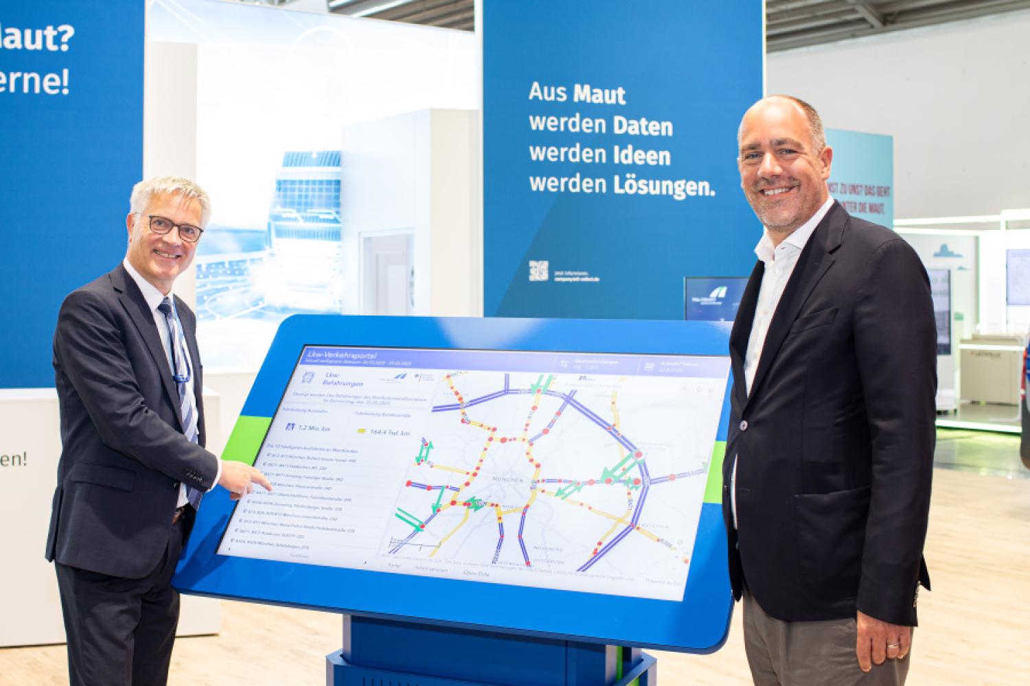 Mark Erichsen (left), Chairman of the Toll Collect Management, and Christian Hoffmann, President of the Federal Office for Logistics and Mobility, present a new truck traffic portal at the transport logistic trade fair in Munich. (Image: Toll Collect, Berthold Litjes)