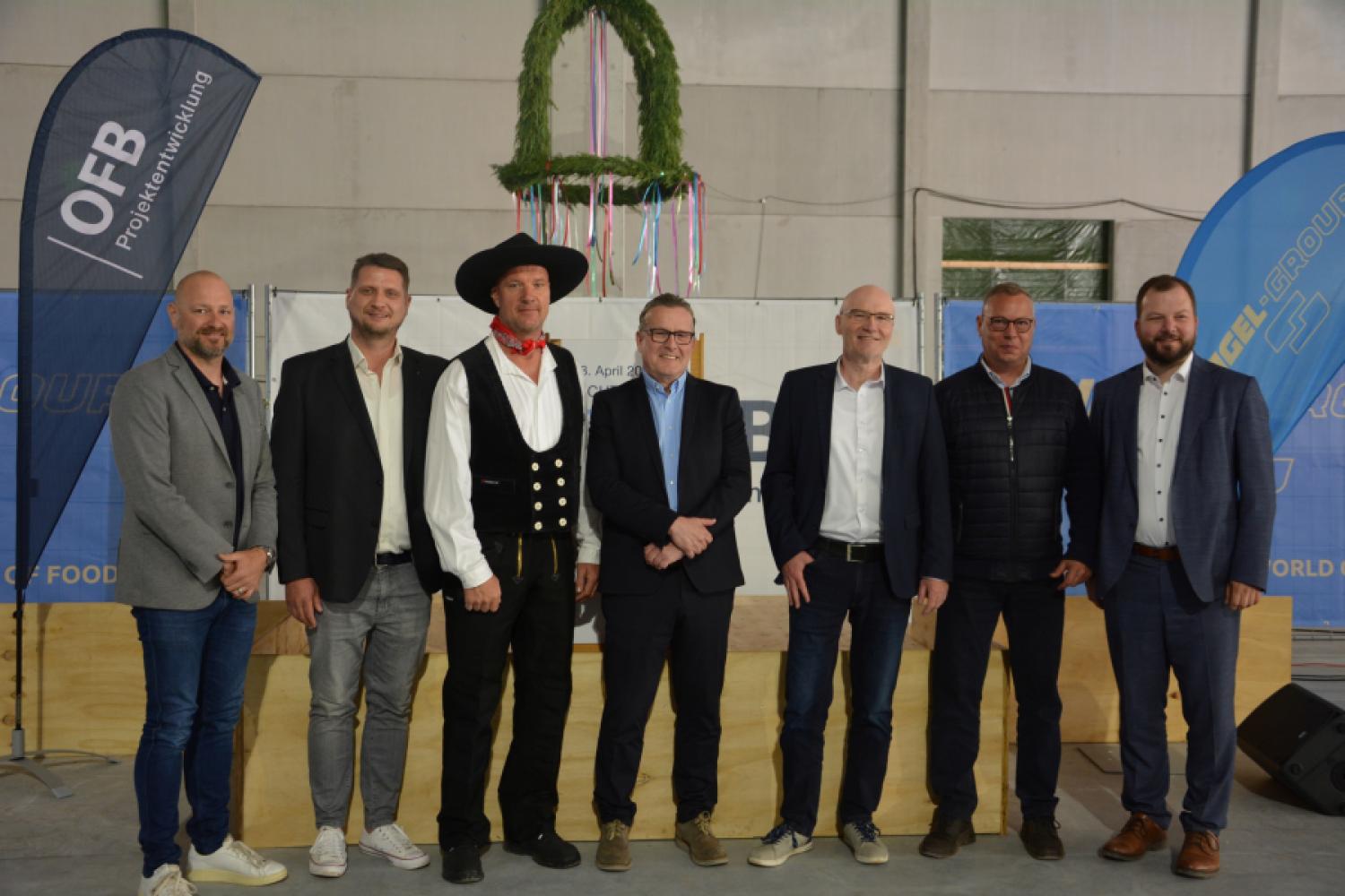 Celebrated the topping-out ceremony in Emleben (from left to right): Michael Hora, Head of Real Estate Projects, Nagel-Group Logistics, Philipp Kalisch, Mayor of Emleben, Marco Wartmann, Foreman Max Bögl, André Pleines, Executive Director Real Estate, Nagel-Group, Ralph Holeschovsky, Branch Manager OFB Projektentwicklung, Michael Beyer, Project Manager OFB, and District Administrator Onno Eckert, Gotha District. (Image: OFB Projektentwicklung)