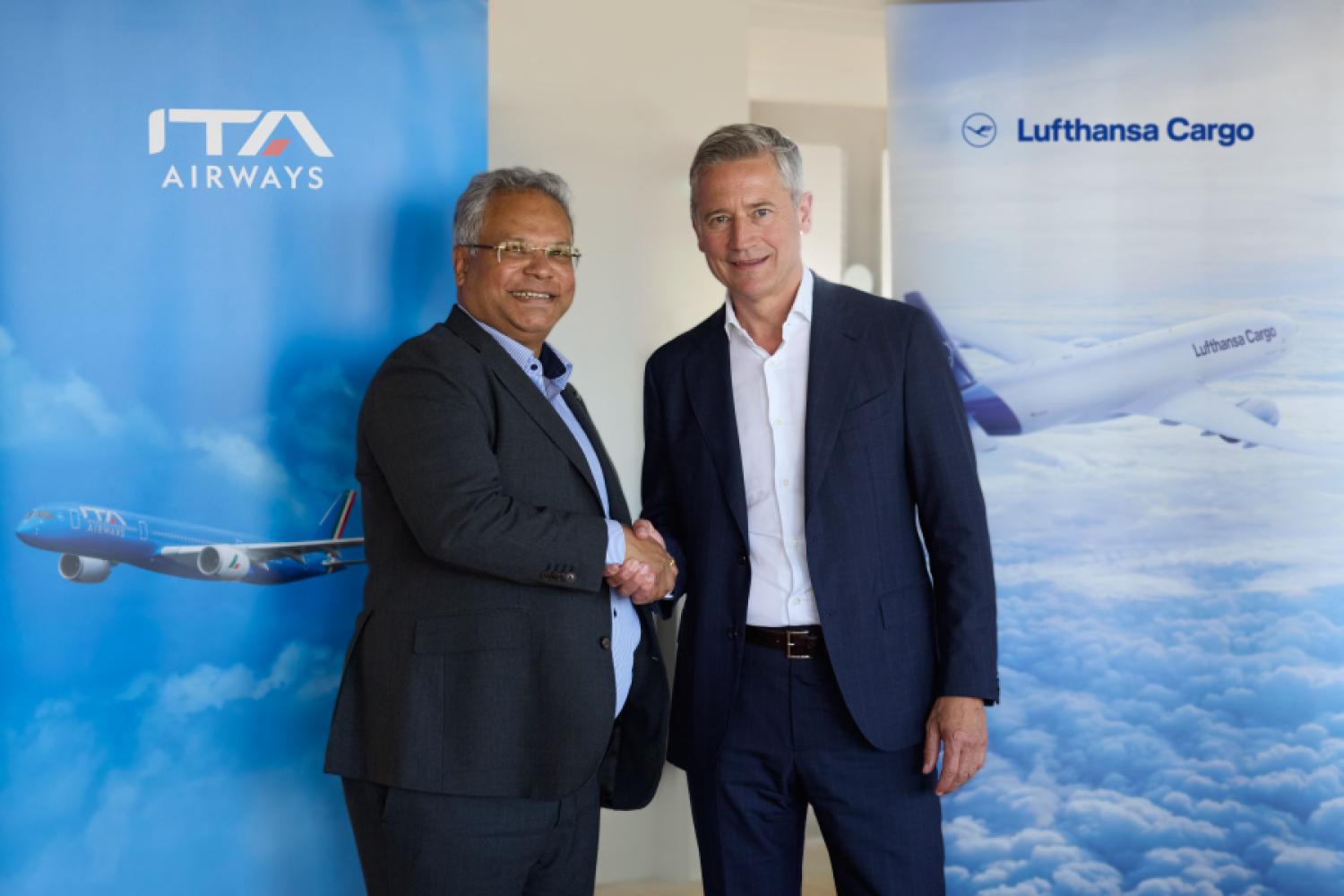 Lufthansa Cargo will offer additional loading capacities to Italy starting in June. In the picture (from left) Ashwin Bhat, Chairman of the Executive Board of Lufthansa Cargo, and Jörg Eberhart, CEO and Managing Director of ITA Airways. Photo: Lufthansa Cargo