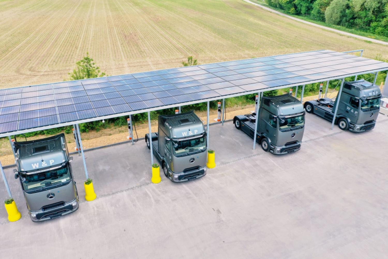 The 20 Mercedes-Benz eActros 600 were handed over at the opening ceremony of the charging park. (Photo: Daimler Truck AG)