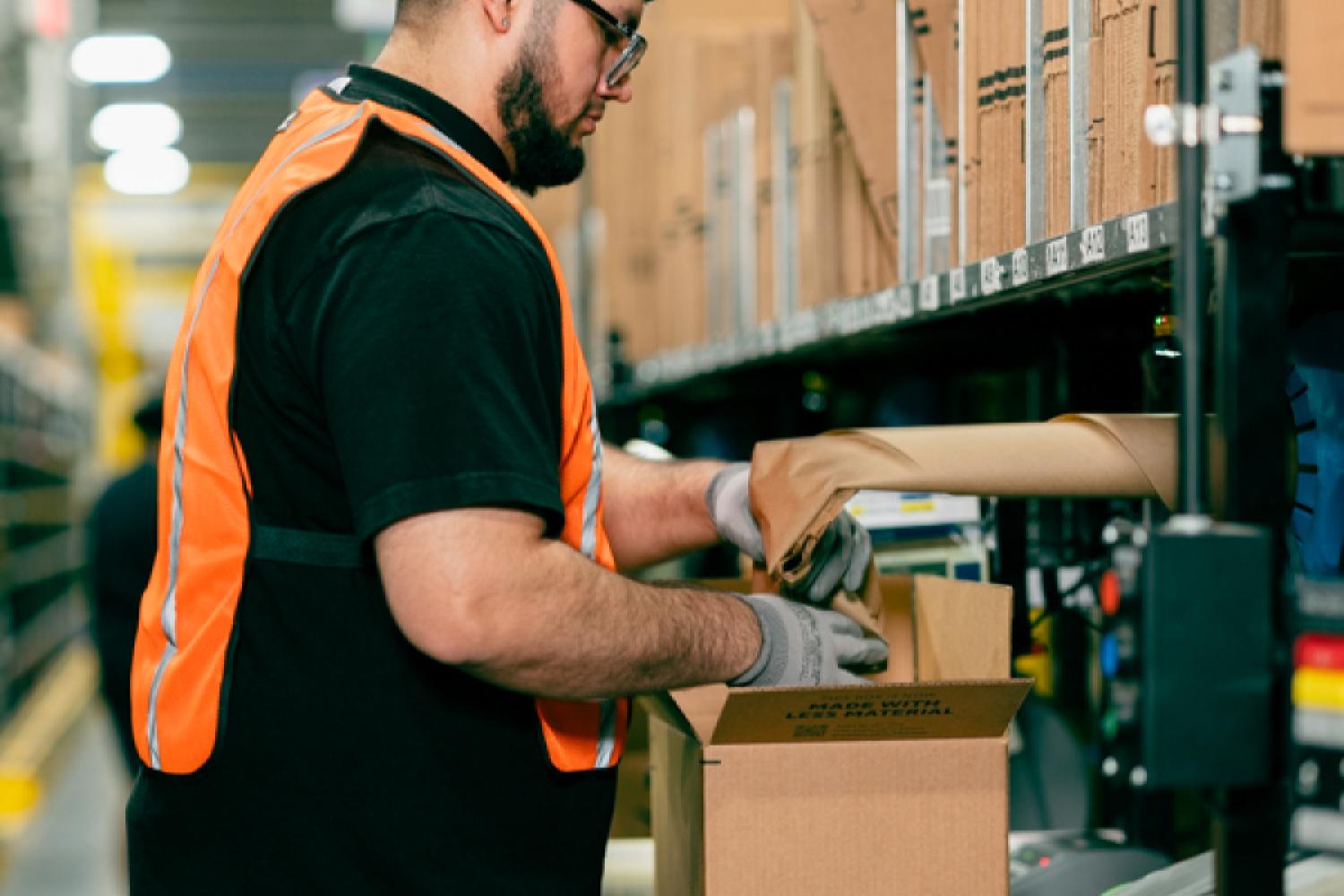 Neue Logistik-Mitarbeiter bei Amazon können sich ab Herbst 2025 über höhere Einstiegslöhne freuen. Bis 2026 sollen die Anfangsgehälter auf mehr als 16 Euro pro Stunde steigen. (Foto: Amazon)