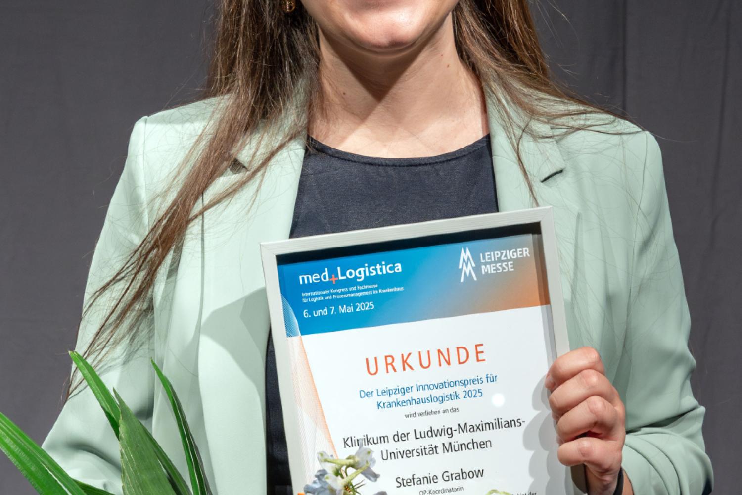 Stefanie Grabow, koordynatorka sal operacyjnych w Klinikum der LMU München, cieszy się z przyznania Lipskiej Nagrody Innowacyjności w Logistyce Szpitalnej. (Obraz: Leipziger Messe)