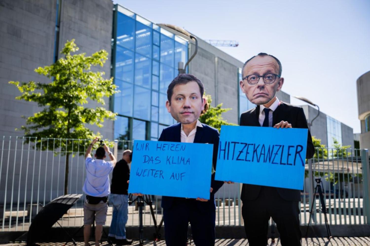 Climate protection farewell? Activists from an NGO for a climate-neutral Germany are protesting with masks showing the faces of the Federal Chancellor and Federal Finance Minister in front of the Federal Chancellery before the coalition committee. The electricity tax is not going to be reduced after all. | Photo: Christoph Soeder/dpa