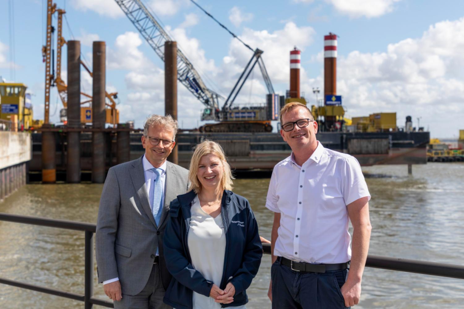 From left: Holger Banik, Managing Director of NPorts, Alexandra Brandt, Deputy Branch Manager, and Knut Kokkelink, Branch Manager of NPorts, Cuxhaven. (Image: Images: Elbreklame/Markus Grabsch)
