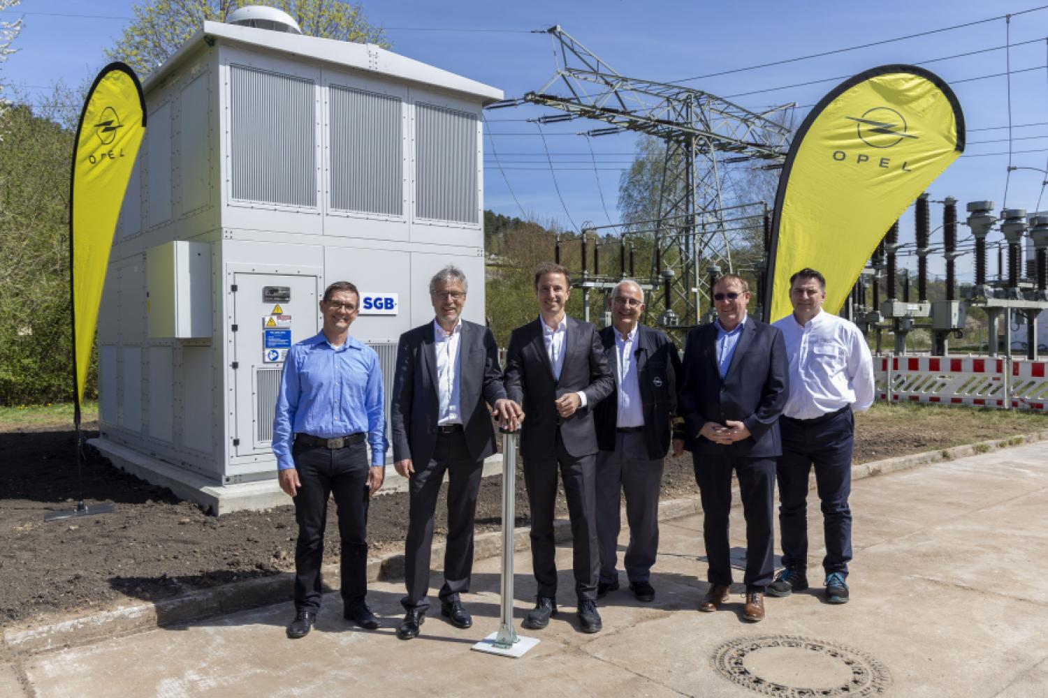 (left to right): Steve Geinitz, Energy Management Coordinator, Eisenach Plant, Ralf Weidenhammer, Managing Director Athos Solar GmbH, Florian Huettl, CEO Opel & Vauxhall and Managing Director Stellantis Germany, the former Managing Director Eisenach Plant Jörg Escher, Krauthausen's mayor Ralf Galus and the current Managing Director Eisenach Plant Rafal Trojca. (Photo: Opel)