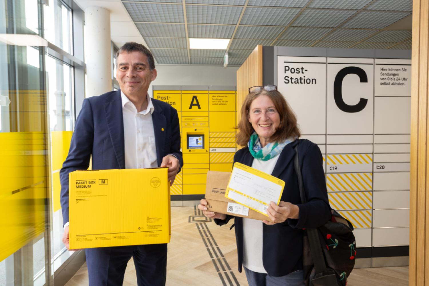 In the picture, Peter Umundum, Deputy Director General, Board for Parcel & Logistics at Austrian Post AG, with Elke Kahr, Mayor of the City of Graz, at the opening of the first 24/7 self-service branch in the Styrian state capital. Photo: Austrian Post AG