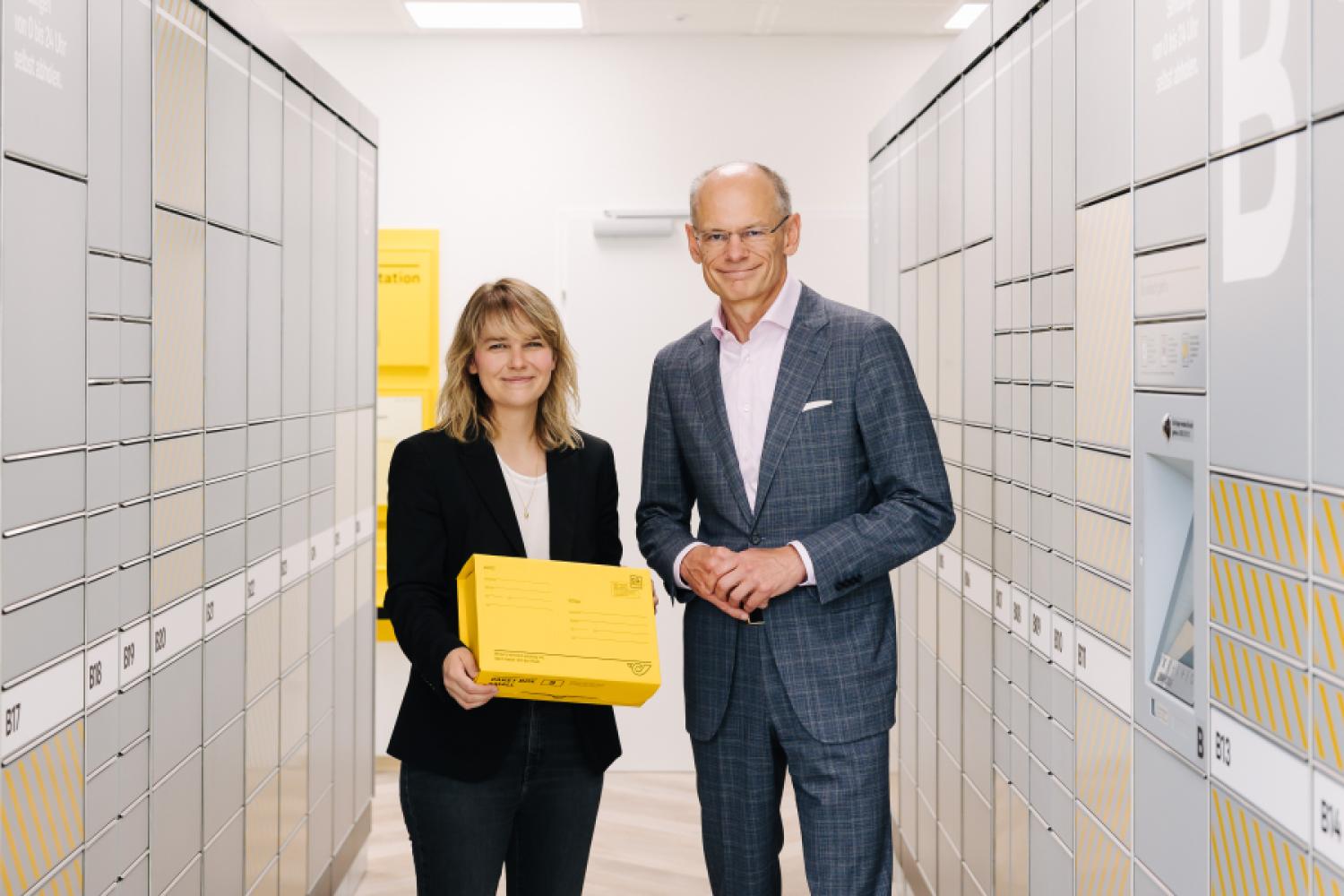 Stefanie Lamp, district chairwoman of Vienna-Ottakring, and Walter Oblin, CEO of Austrian Post AG, have opened the new 24/7 self-service branch in Ottakring. Photo: Austrian Post AG