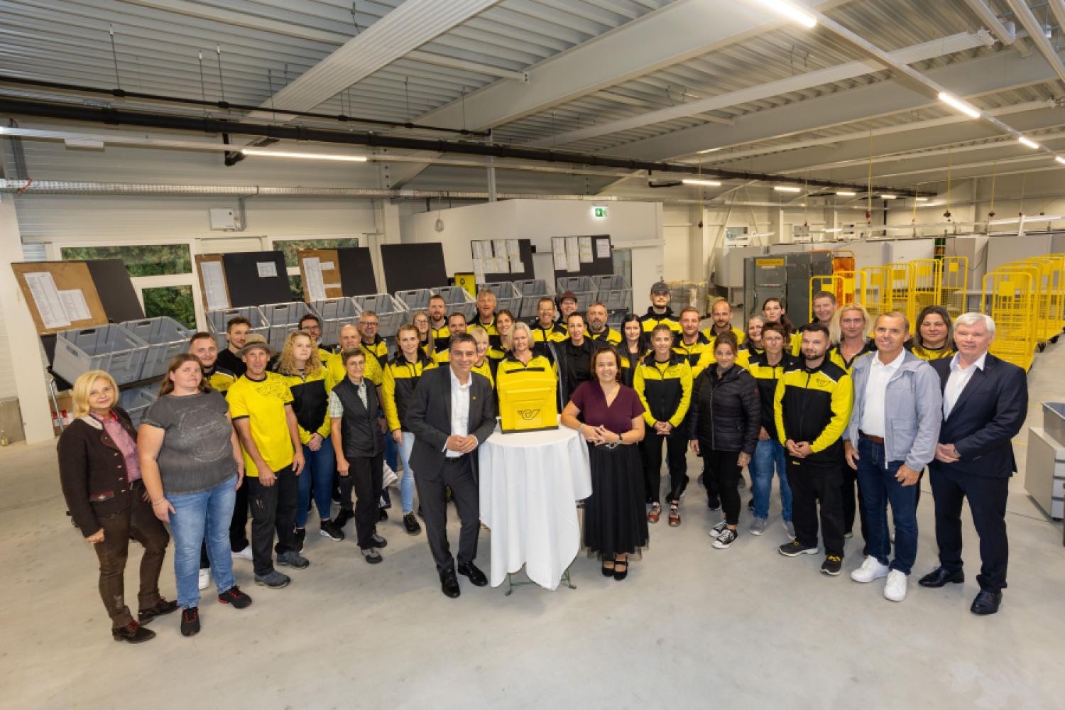 The team at the Weiz post base is responsible, according to the information provided, for the daily delivery of around 2,300 packages. (Photo: Austrian Post AG/Robert Frankl)