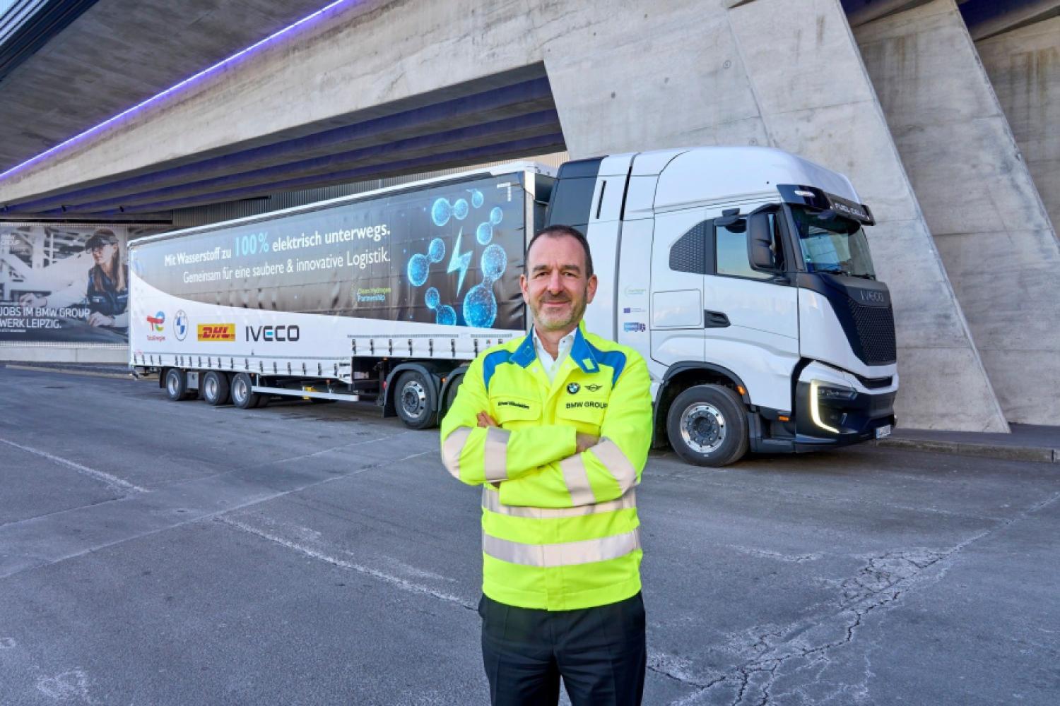 Michael Nikolaides, Head of Production Network and Logistics BMW Group, with one of the two "IVECO S-eWay Fuel Cell" trucks, which BMW is testing in real operation. (Image: BMW Group)