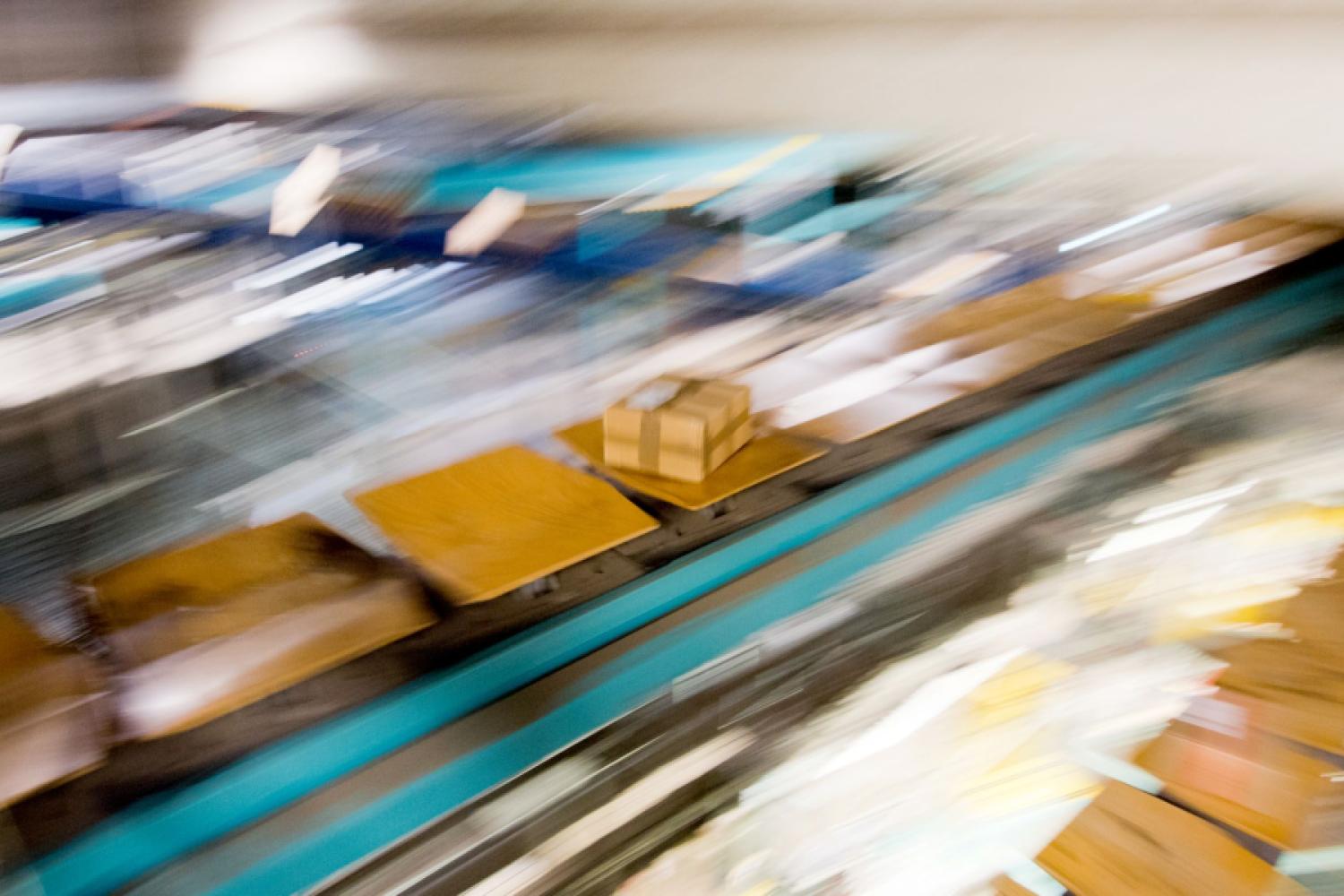 Packages in a distribution center (stock image). (Photo: Julian Stratenschulte/dpa/dpa-tmn)