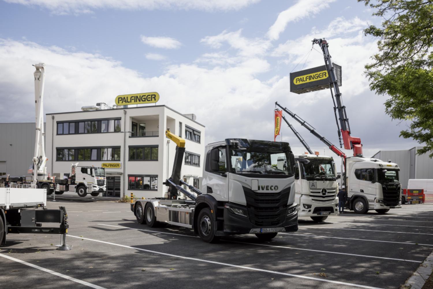 Palfinger inaugure le site élargi à Duisburg. La nouvelle base couvre tous les domaines de produits - des nacelles élévatrices et grues de chargement aux bennes basculantes et bennes à crochet, grues forestières et de recyclage ainsi que chariots élévateurs embarqués. | Image : Palfinger