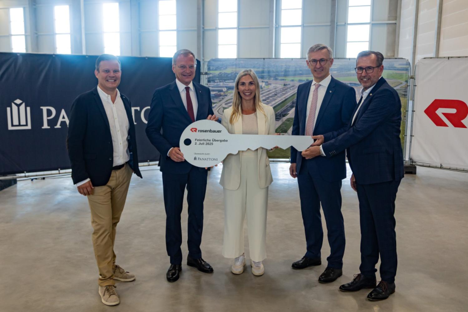Od lewej do prawej: Jürgen Winklbauer (Panattoni), Landeshauptmann Mag. Thomas Stelzer (Land Oberösterreich), Julia Eibensteiner (Rosenbauer), Robert Ottel (Rosenbauer), Christian Deleja-Hotko (Burmistrz Enns). (Zdjęcie: Panattoni)