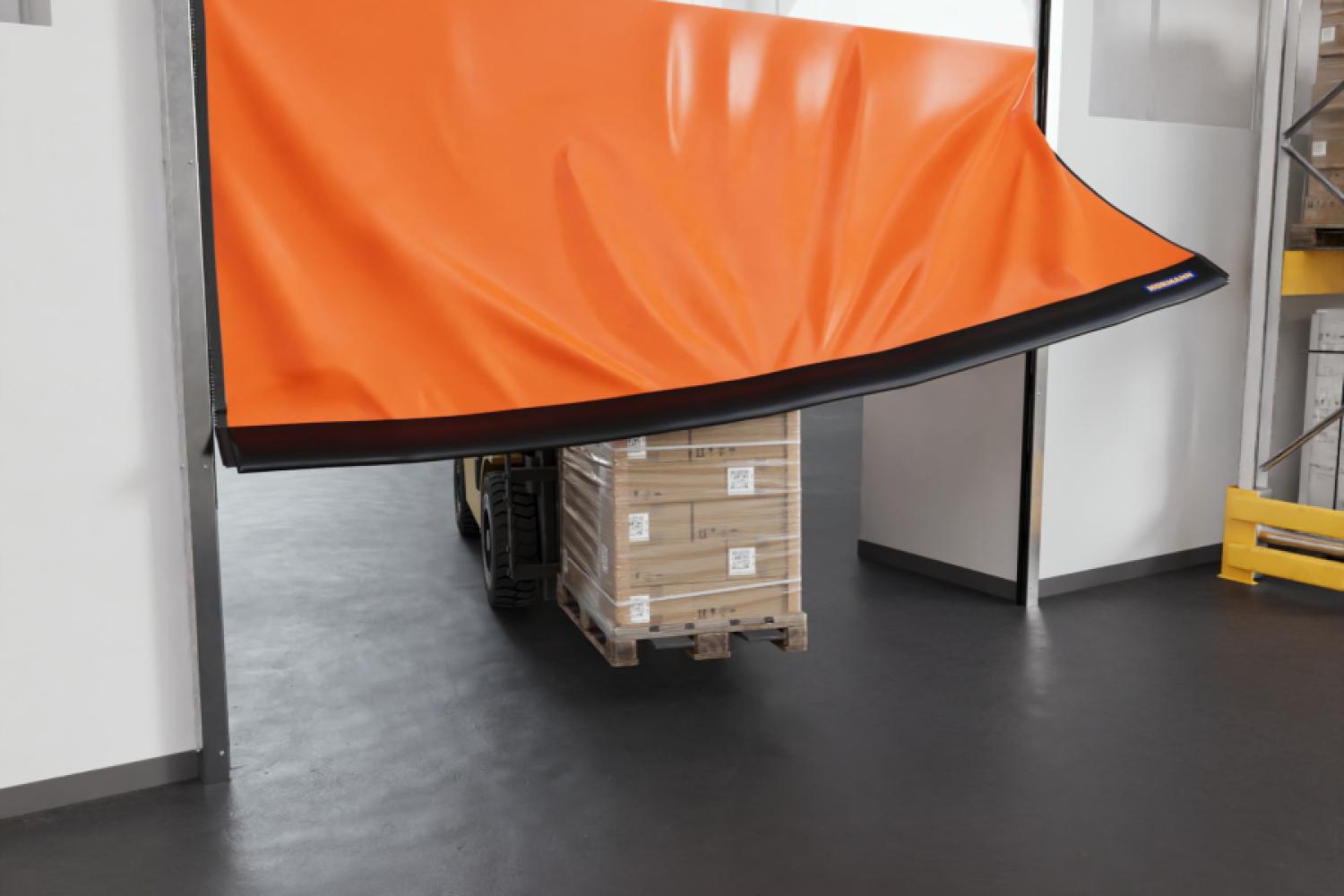 The flexible high-speed door V 5025 Z from Hörmann automatically reinserts itself after a forklift crashes into the door. | Image: Hörmann