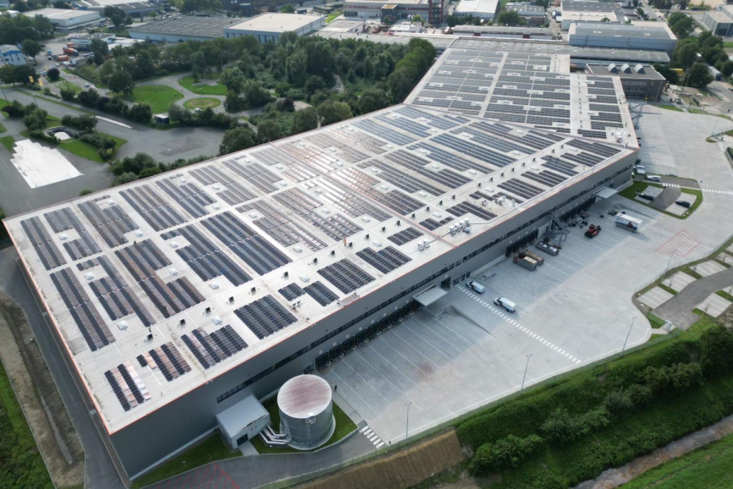 Duże instalacje fotowoltaiczne, takie jak te w CTPark Bremen, są jednym z filarów na drodze do bezemisyjnego zaopatrzenia w energię w sektorze nieruchomości logistycznych. (Foto: CTP Deutschland)