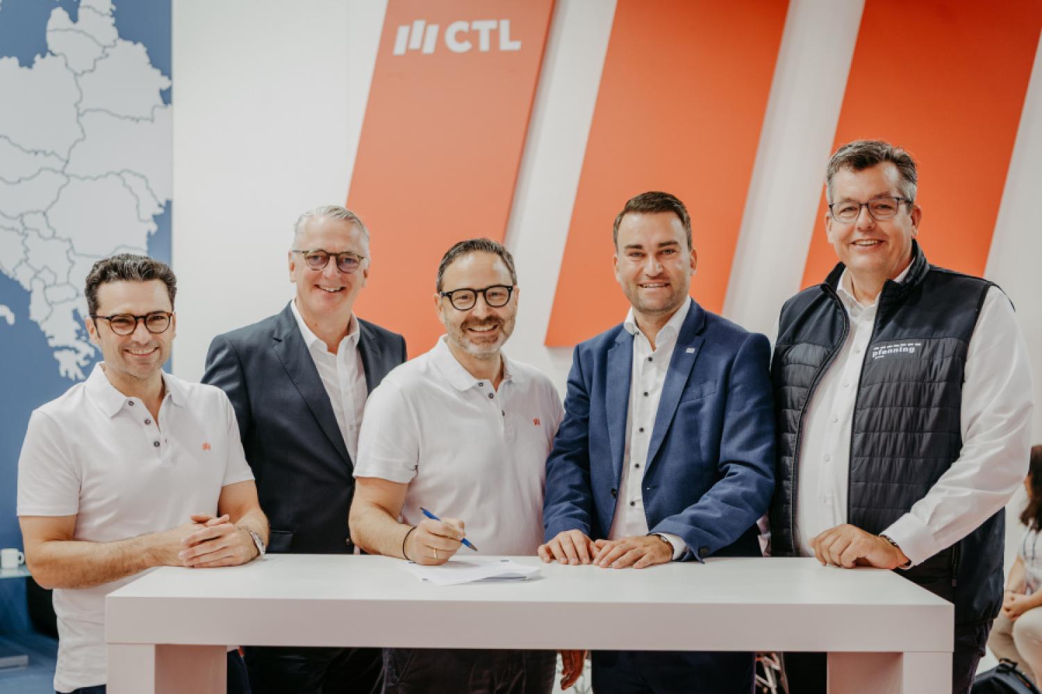 Combine their competencies (from left): Abraham Garcia Martinez, CFO of CTL AG, Georg Lammers, Managing Director of Pfenning logistics GmbH, Francesco De Lauso, CEO of CTL AG, Martin Königstein, Managing Director of Transport & Distribution Pfenning logistics GmbH, and Jörg Sander, Senior Manager of Transport Tender Management and Business Integration at Pfenning logistics GmbH. (Photo: Cargo Trans Logistik AG)