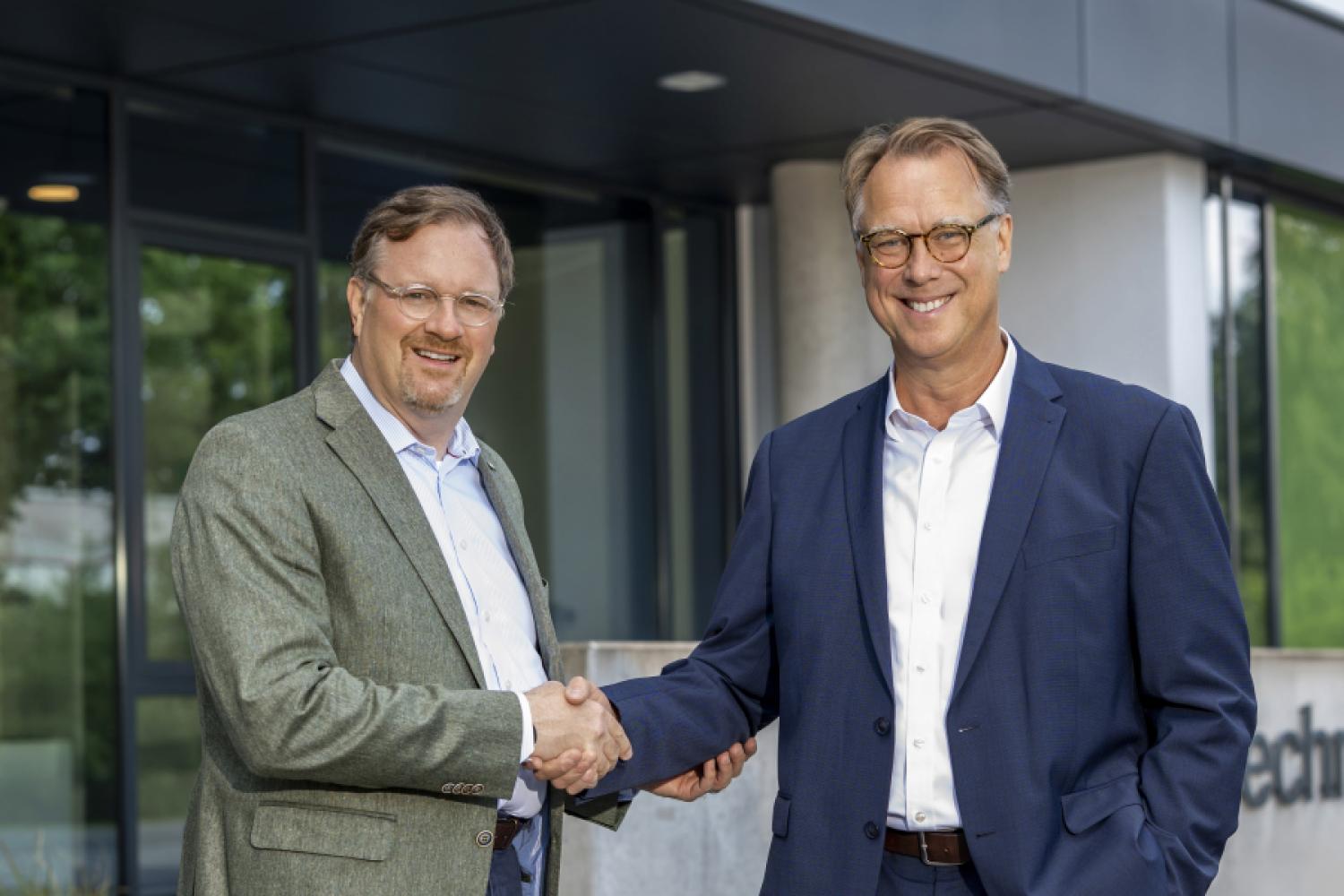 Bernard Krone (left) welcomes Uwe Schöneberg to the Supervisory Board. | Image: Krone Group.