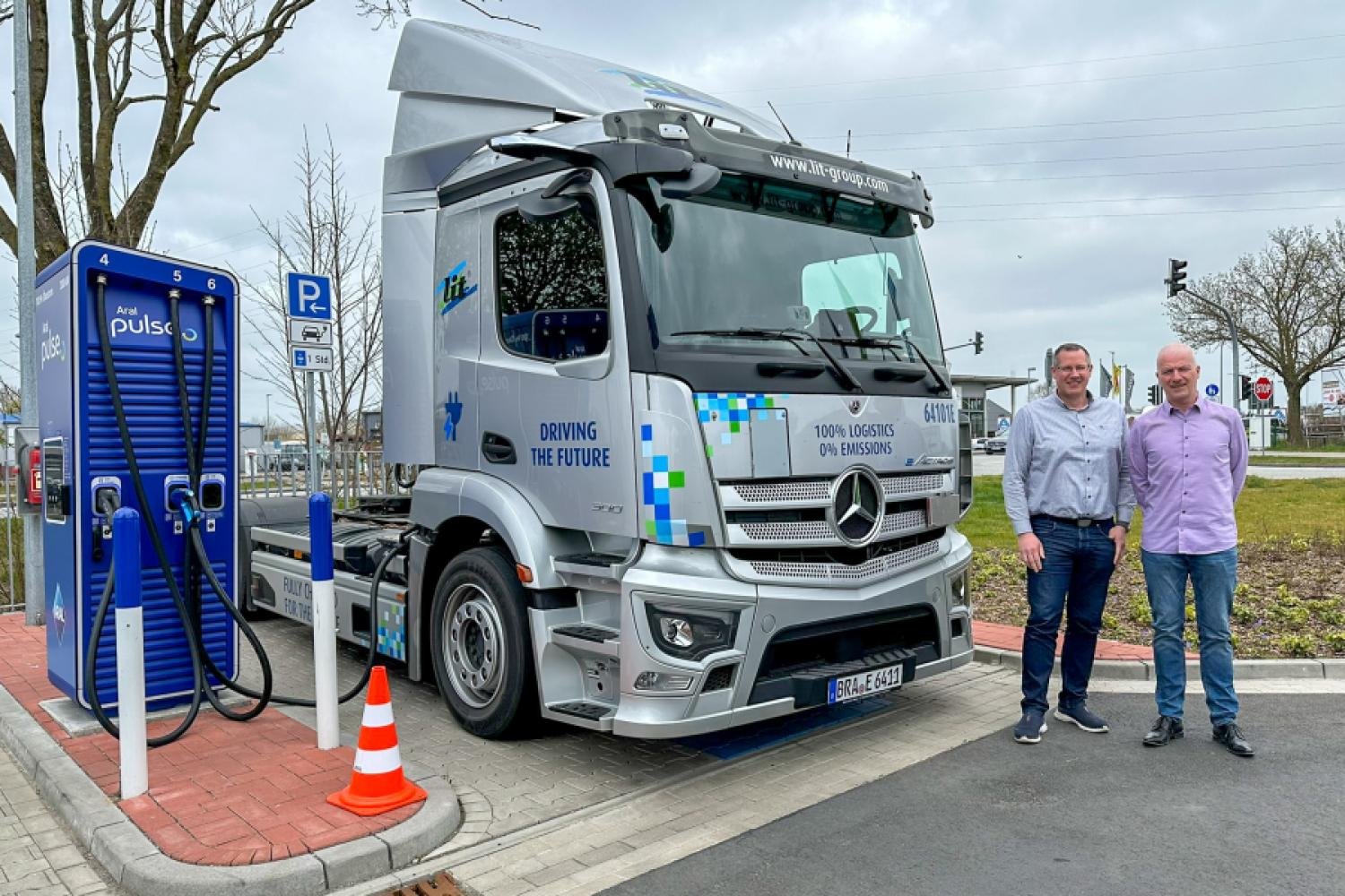 The L.I.T. Group is using a fully electric low-liner semi-trailer tractor for daily shuttle operations between Brake and Bremen. In the picture (from left): Claas Bunjes, Head of Mobility & Digital Solutions, and Ralf Biere, Automotive Project Management. Photo: L.I.T. Group