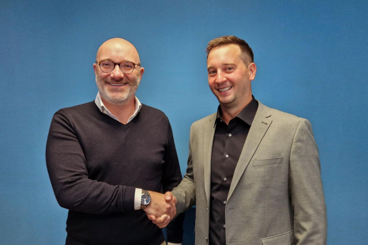 LIS zwiększa możliwości dzięki współpracy z A4L. Na zdjęciu: Fabian Zettl, dyrektor zarządzający A4L GmbH (po prawej) oraz Magnus Wagner, współdyrektor generalny LIS GmbH (po lewej). (Zdjęcie: LIS GmbH)
