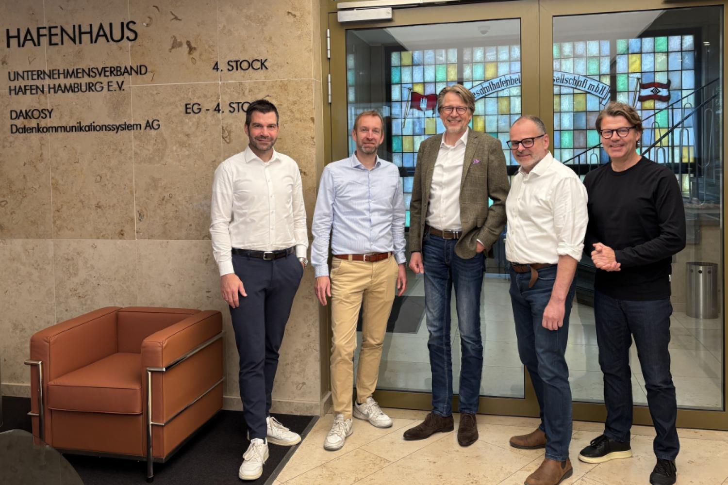 Affaire commune dans le domaine de la numérisation : (de g. à dr.) Sebastian Graf (Logward), Simon Linder (Dakosy), Ulrich Wrage (Dakosy), Lutz Hagen (Dakosy) et Michael Wallraven. (Photo : Dakosy)