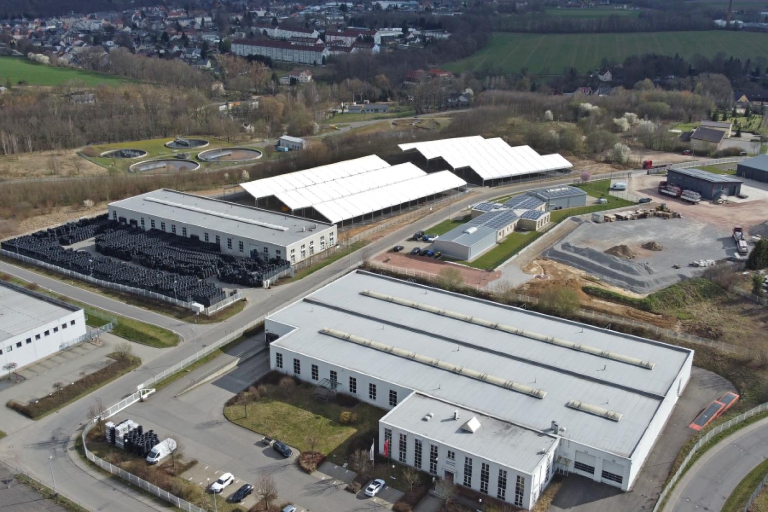 The new canopies (white at the back in the image) expand the areas of the existing two locations Ahornstraße 4 (front right, with office) and Kastanienring 20 (middle left) to a capacity of 80,000 truck tires. | Image: Janine Augstein, Pneuhage/Interpneu