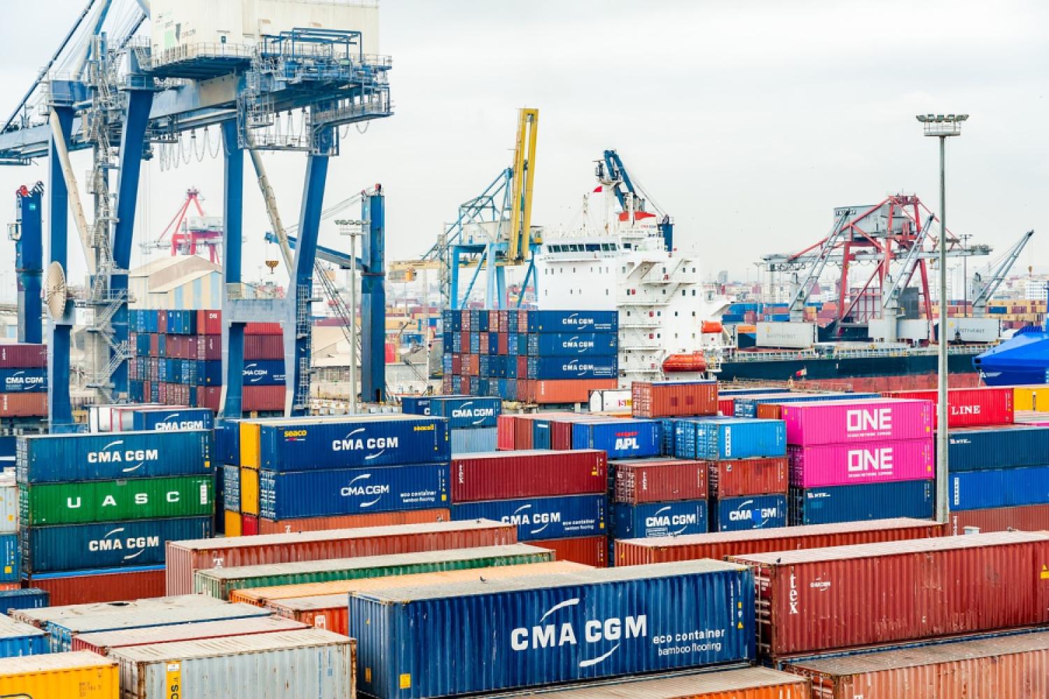 Efficient logistics hubs are essential for Germany as an economic location: Containers are loaded for onward transport by road and rail. (Photo: Pixabay)