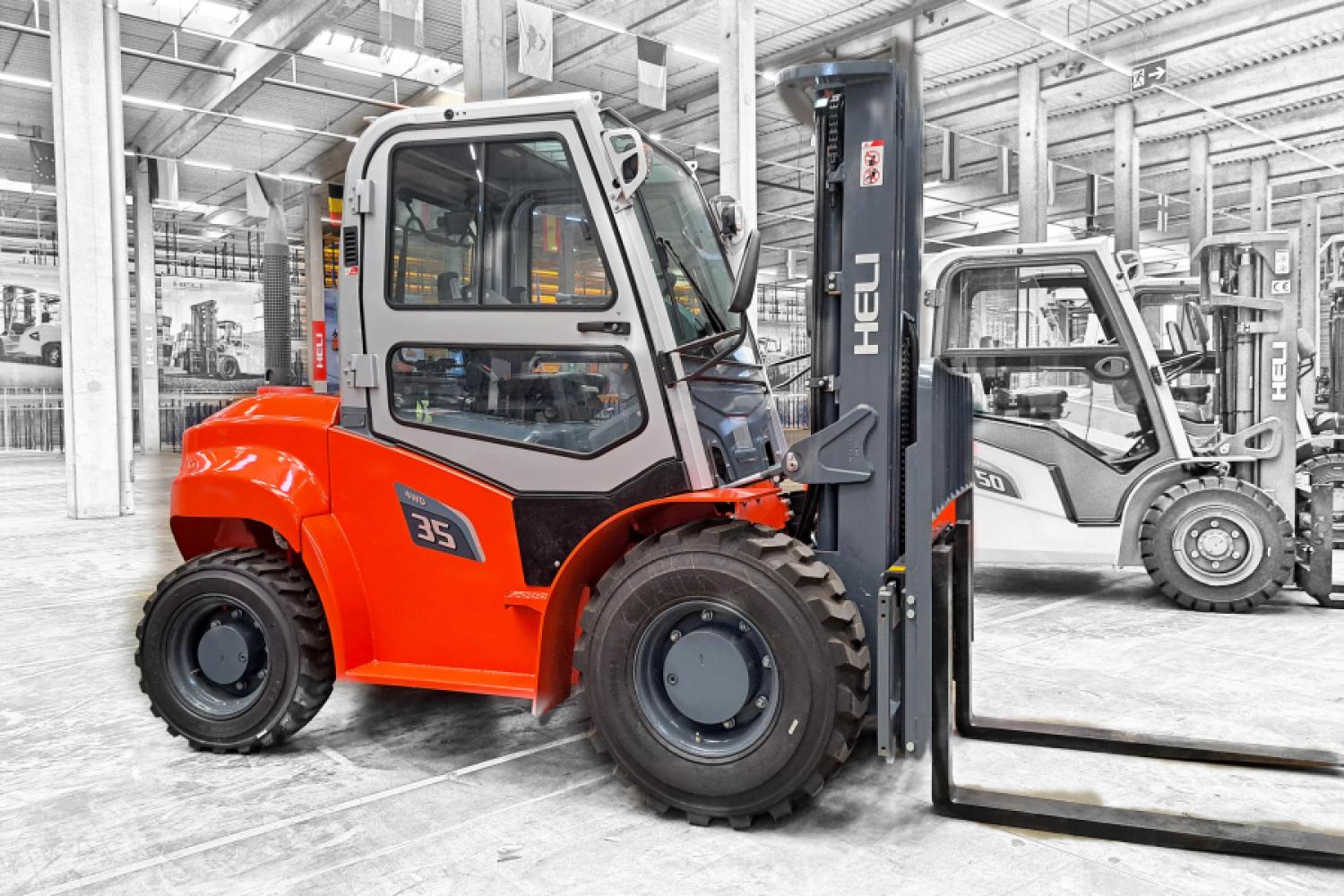 The CPCD35 with full cabin, all-wheel drive, and triplex mast is the most important Heli off-road forklift for the Central European market with a load capacity of 3,500 kg (at 600 mm LSP). It is powered by a Kubota engine (Stage V). | Image: Heli