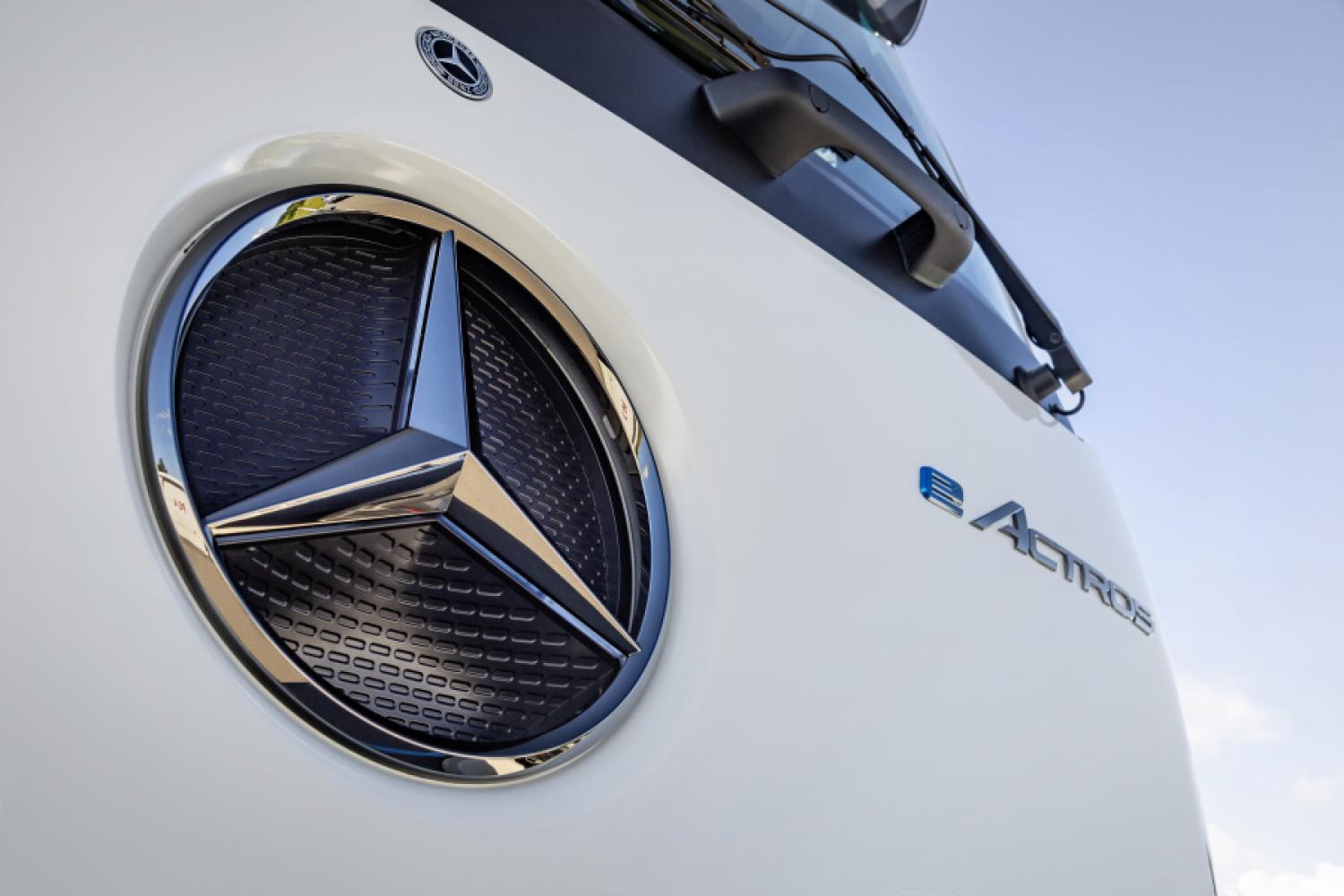 Mercedes-Benz Trucks unveiled the production version of the first battery-electric long-haul truck with the star in 2023. | Image: Daimler Truck