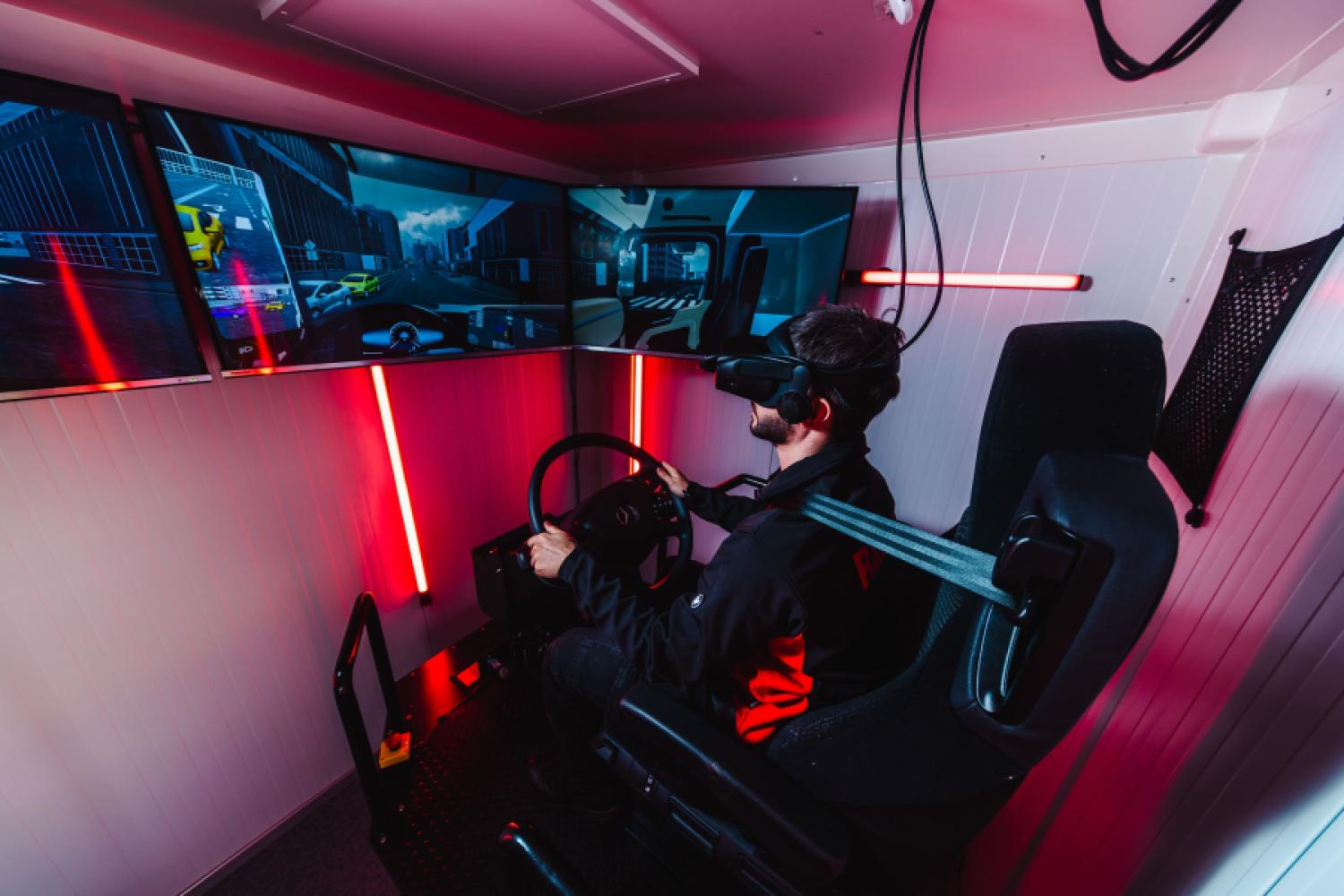 Występ Grupy Raben na targach transport logistic 2025 w Monachium: Przed Halą A5 będzie czekał kontener z symulatorem VR-LKW. (Foto: Raben Group)