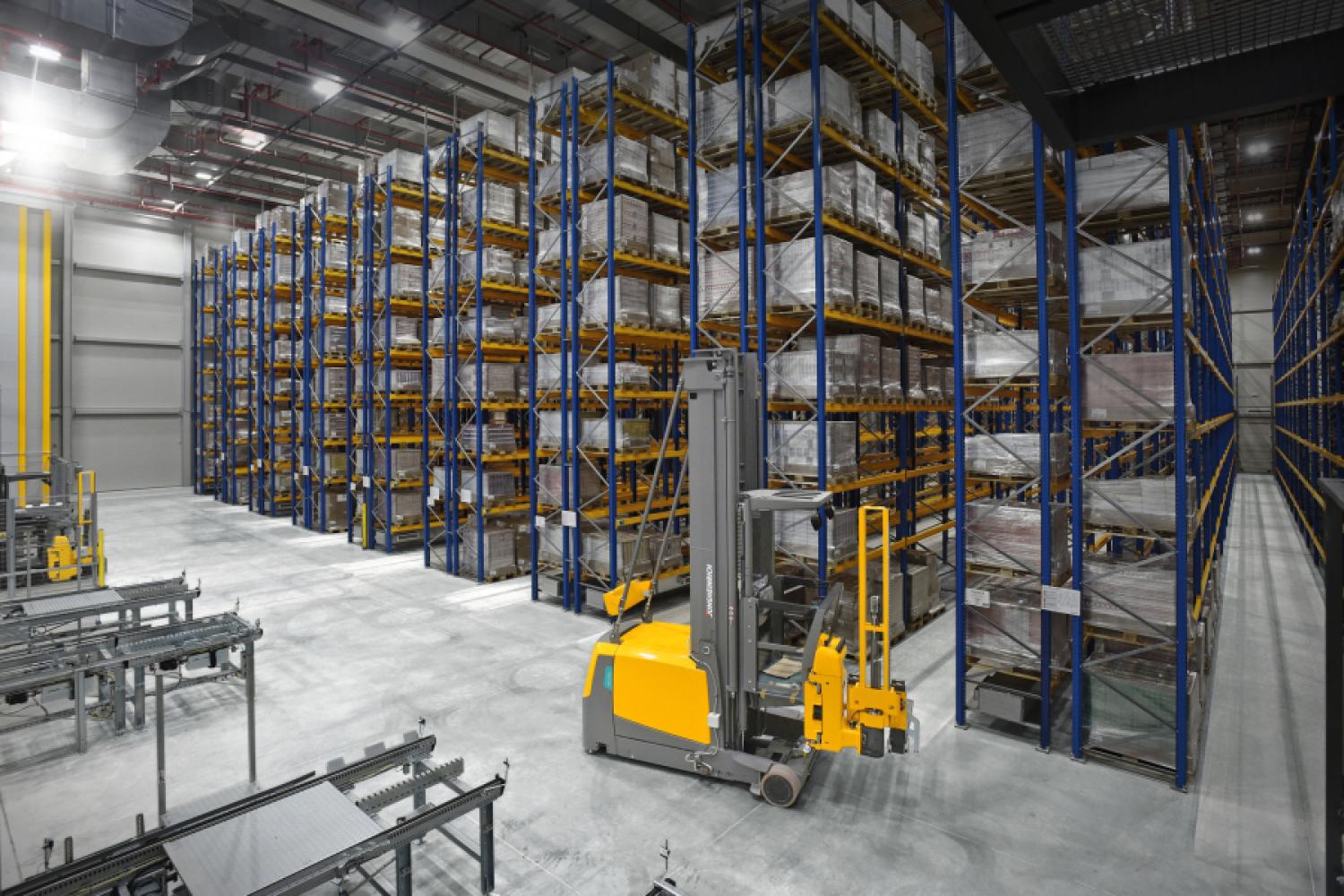 El corazón del nuevo almacén: tres carretillas apiladoras automatizadas de gran altura del tipo EKX 516a, que garantizan la máxima eficiencia y seguridad. | Imagen: Jungheinrich