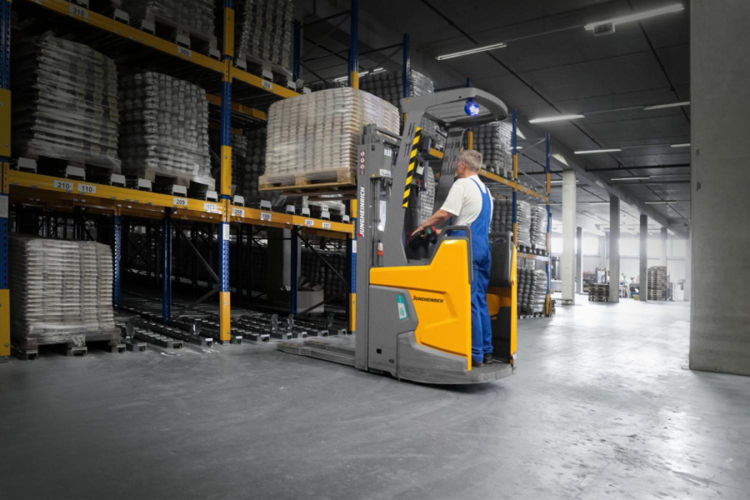 The intelligent stacking assistance systems of the ERC 214i electric pedestrian pallet truck facilitate stacking and retrieval at height. | Image: Jungheinrich
