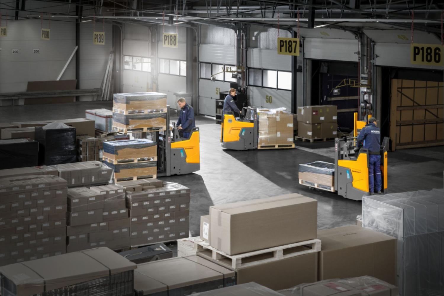 With high goods turnover and limited storage space, the ERDi is the first choice. | Image: Jungheinrich