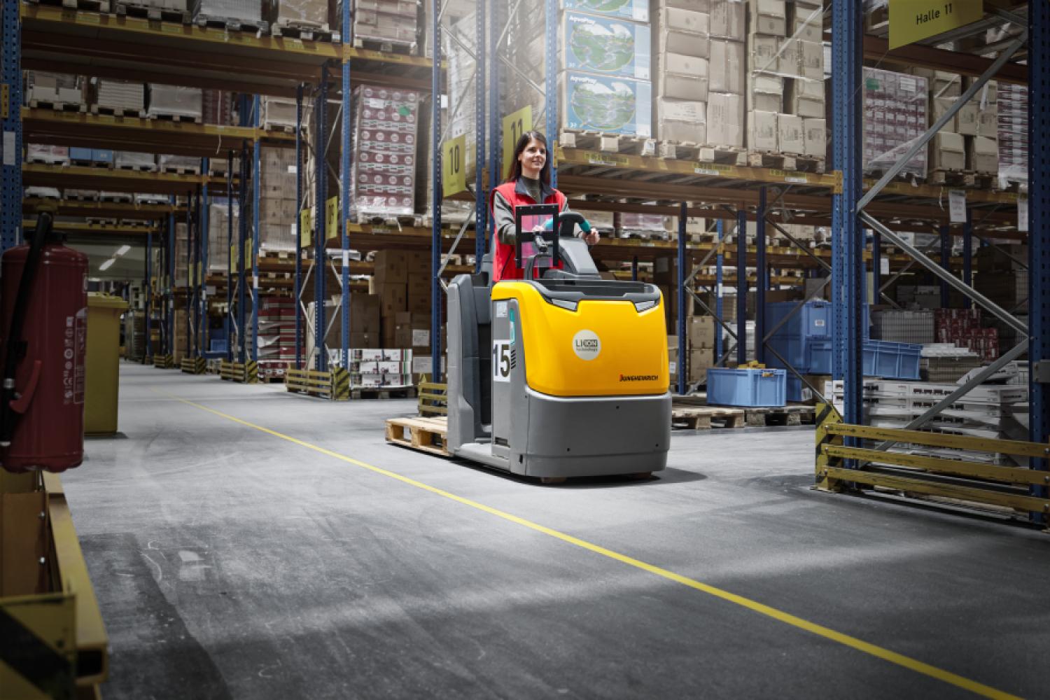 Thanks to increased acceleration and lift speed, up to 20% more pallet movements per hour are possible. | Image: Jungheinrich