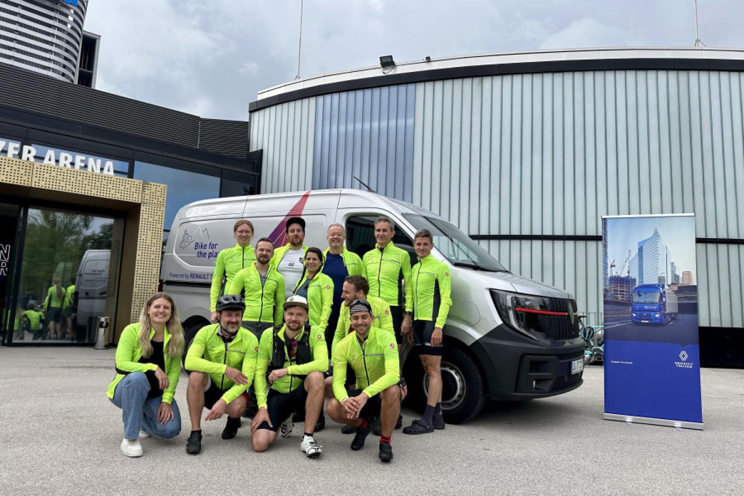 Zespół rowerowy i nowy Renault Trucks E-Tech Master czwartej generacji pokonali dokładnie tę samą trasę. (Foto: Renault Trucks)