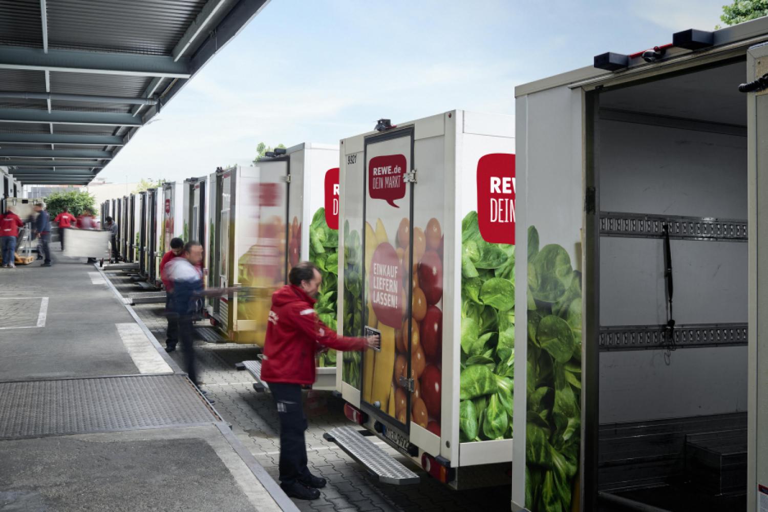 <p>Grupa Rewe widzi w sztucznej inteligencji decydującą dźwignię umożliwiającą automatyzację procesów, precyzyjniejsze spełnianie oczekiwań klientów i efektywniejsze wykorzystanie zasobów. Na przykład, serwis dostawczy Rewe planuje swoje trasy za pomocą sztucznej inteligencji. | Zdjęcie: Grupa Rewe</p>
