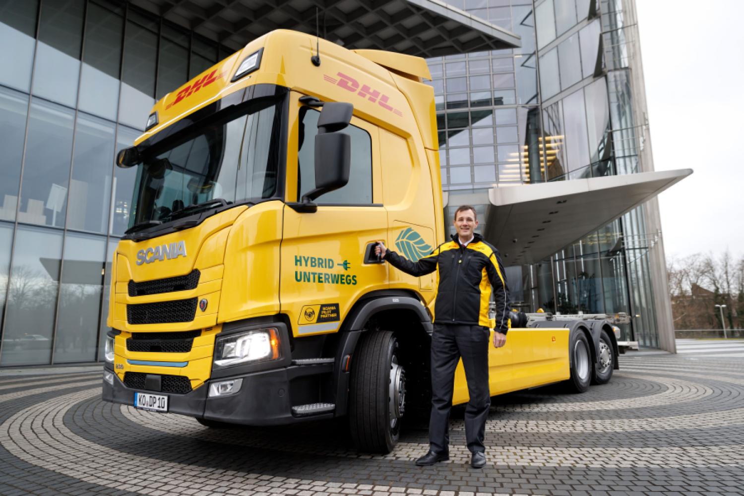Tobias Meyer, CEO of DHL Group, before the EREV. The new hybrid truck will be used for parcel transport between Berlin and Hamburg in the Post & Parcel Germany division starting in February. (Photo: DHL Group)