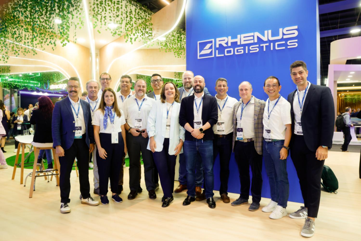 Na zdjęciu zespół zarządzający Rhenus Logistics Air & Ocean LATAM z Tobiasem Bartzem, dyrektorem generalnym grupy Rhenus, oraz Alberto Martinezem, wiceprezesem i dyrektorem globalnego transportu morskiego w Rhenus Logistics Air & Ocean. Foto: Rhenus SE & Co. KG