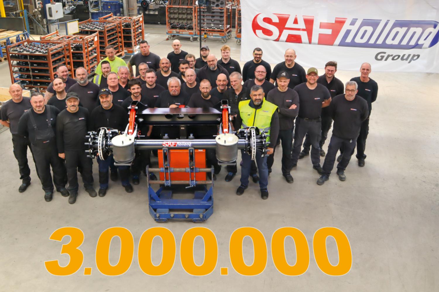 In more than 20 years, three million axles have rolled off the production line at the Bessenbach plant. The team of the responsible shift at the SAF-Holland Plant 03 in Bessenbach proudly celebrates the anniversary product. | Image: SAF-Holland.