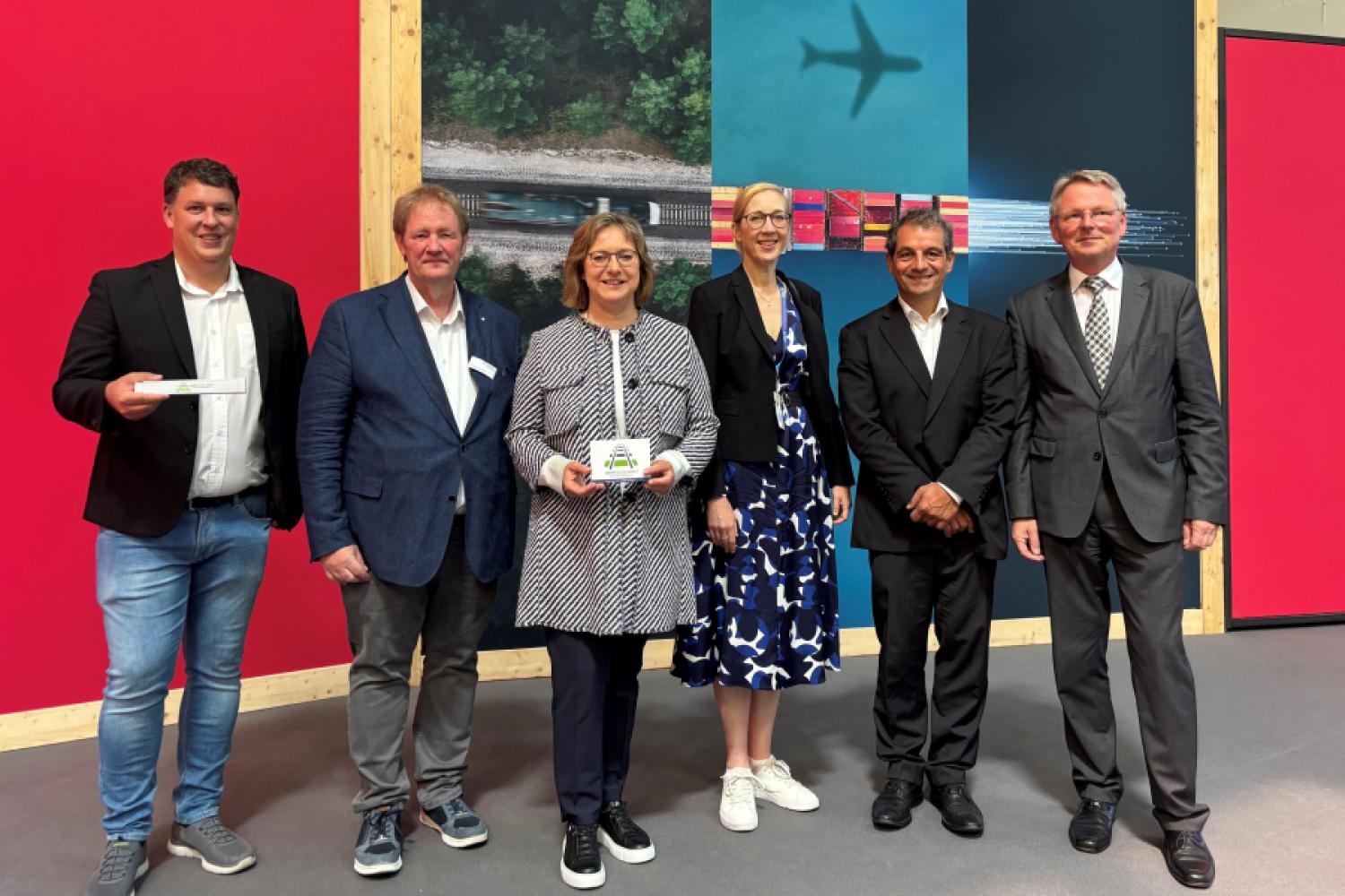 (V.l.n.r.): Matthias Prochazka (Director de Tráfico Ferroviario, ARS Altmann AG), Georg Lennarz (Jefe de Departamento de Cuestiones de Mercado del Transporte de Mercancías, Asociación de Empresas de Transporte Alemanas VDV e.V), Dra. Petra Seebauer (Directora General, LKZ Prien GmbH), Yvonne Bounin (Directora de Ventas y Comunicación, DB InfraGo AG), Peter Westenberger (Director General, Die Güterbahnen) y Dr. Martin Neese (Director Comercial, Grupo VTG). (Foto: ARS Altmann AG/Mathias Frohnapfel)