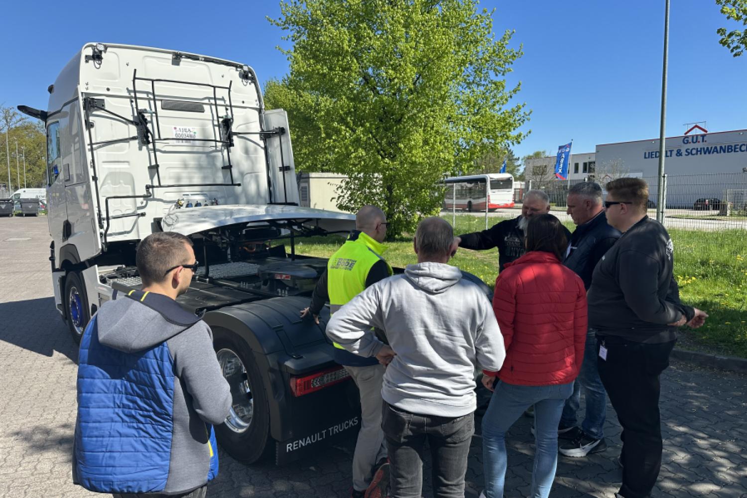 Jak łatwo sterować ciężkimi elektrycznymi ciężarówkami, chciał zademonstrować Renault Trucks podczas szkolenia dla profesjonalistów spedycji. (Foto: Renault Trucks)