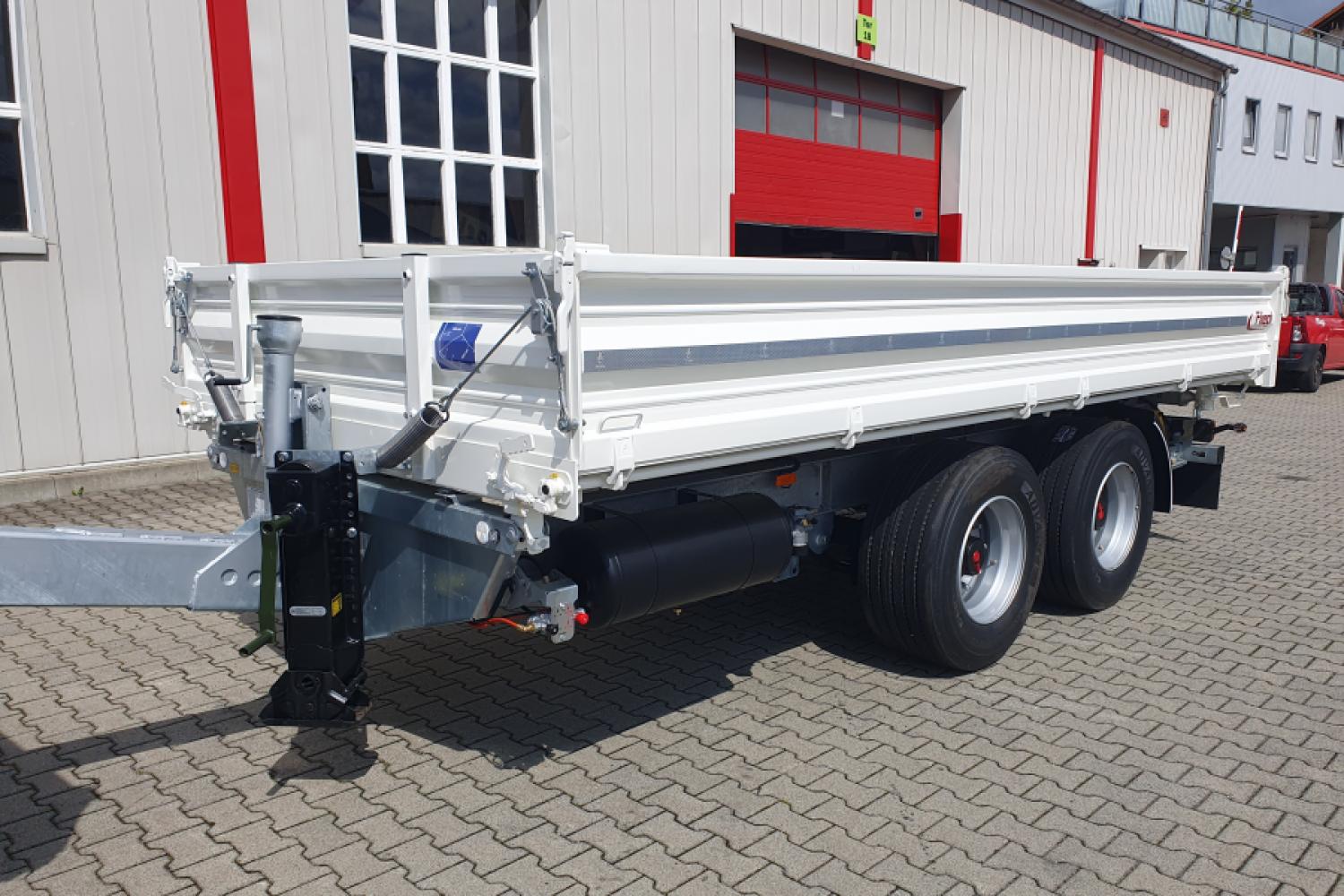 Fliegl TSK 140: Kippanhänger mit robusten Rampen und Zurrösen. (Foto: Fliegl)