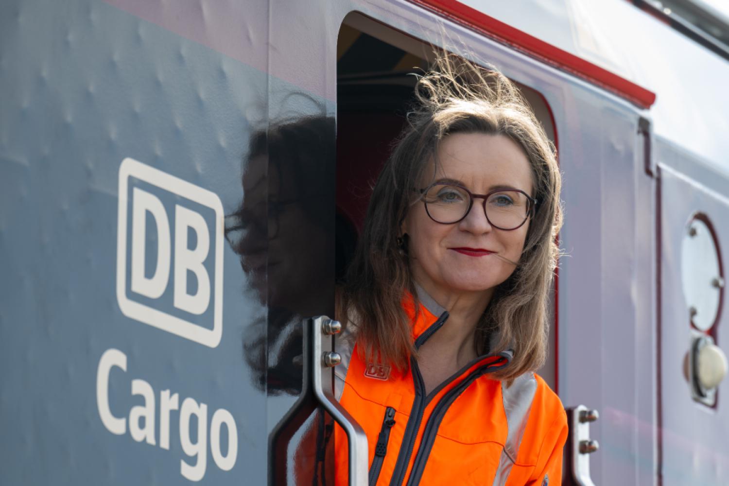 Archive image from March 15, 2024, Saxony-Anhalt, Halle (Saale): Sigrid Nikutta, CEO of DB Cargo, steps out of an innovative hybrid locomotive on the grounds of the freight yard. (Photo: Hendrik Schmidt/dpa)