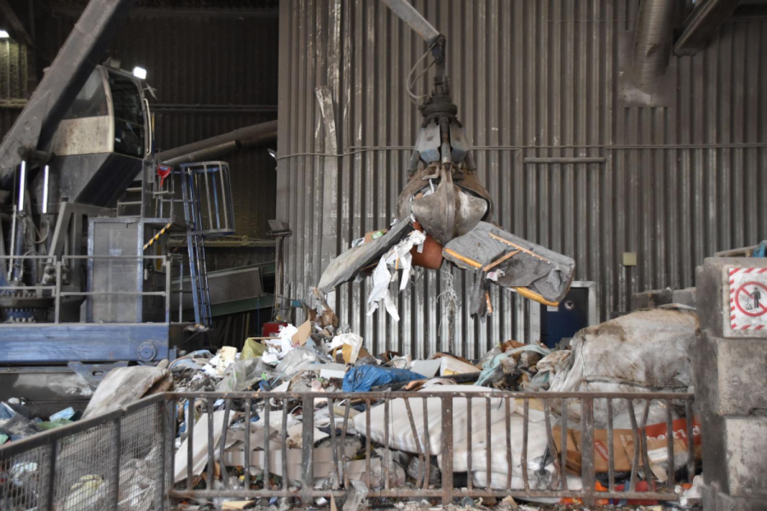 Deployment under real conditions in the SmartRecycling-Up project: The automated crane operation was successfully tested in the waste sorting plant of ASO GmbH in Osterholz-Scharmbeck. (Photo: Martin Wittmaier/University of Bremen)