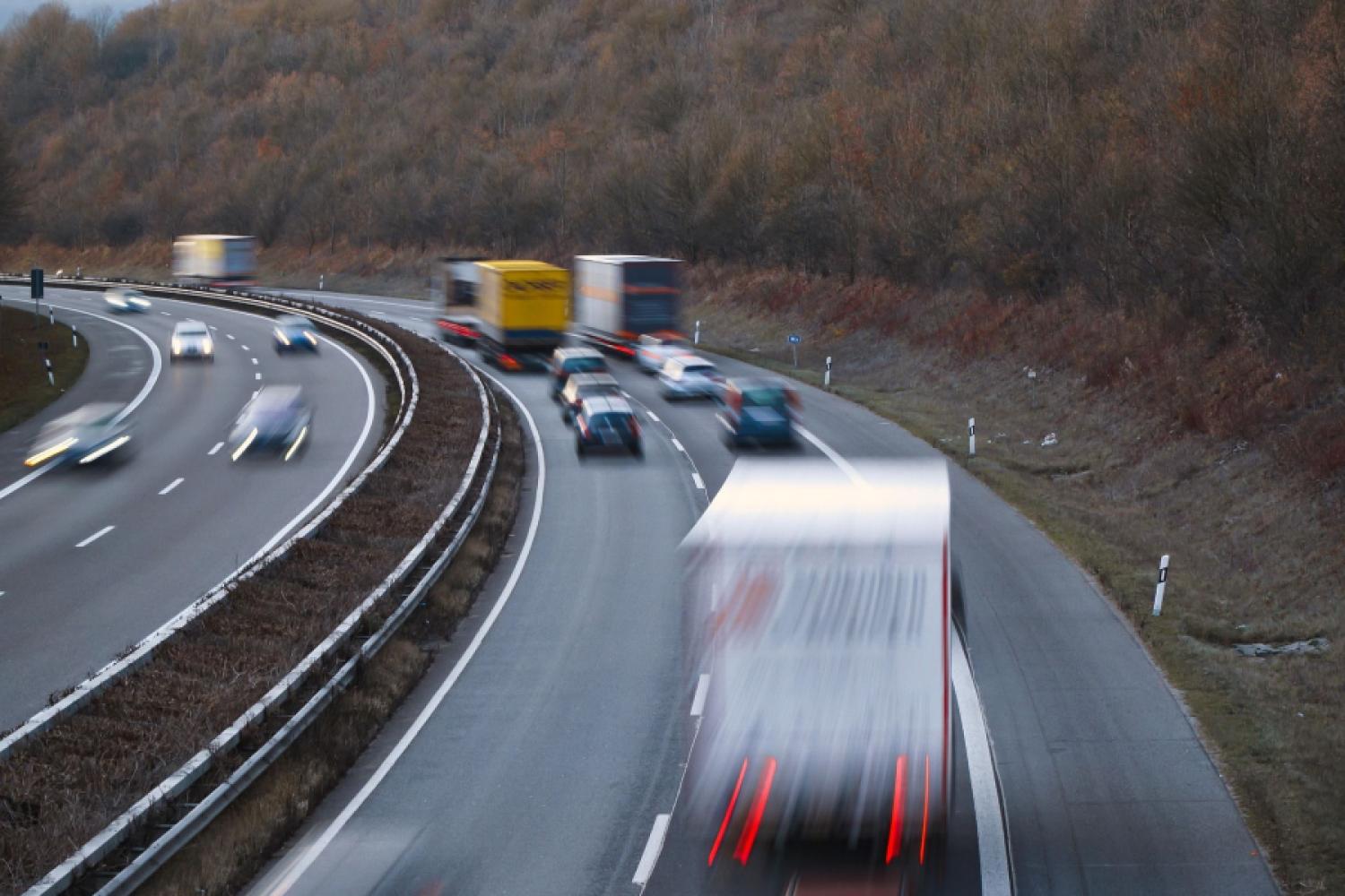 Quien conduce en el extranjero de manera excesiva de velocidad, bajo la influencia del alcohol o con el teléfono en la mano al volante, debe pagar multas a veces elevadas, según el ADAC. (Imagen simbólica: Pixabay)