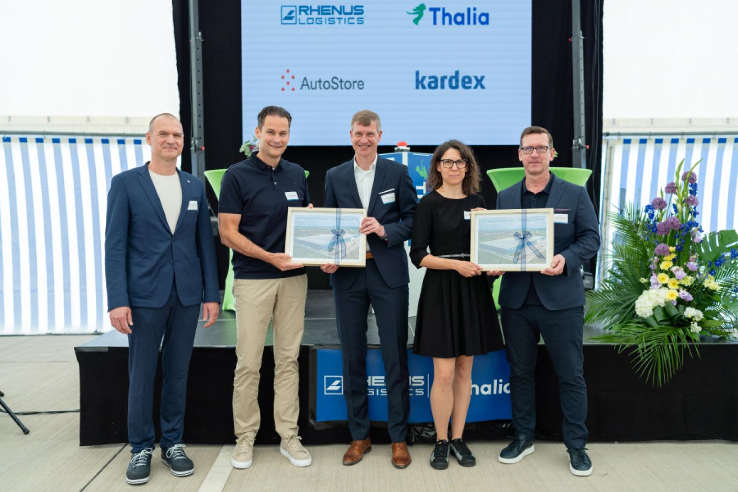 Célébrent l'inauguration du nouvel entrepôt AutoStore de Thalia à Hörselgau (de gauche à droite) : Florian Schneider (Rhenus), Ingo Kretzschmar (Thalia), Dr. Stephan Peters (Rhenus), Kerstin Stegner (Rhenus) et Marco Rebohm (Thalia). (Image : Groupe Rhenus)