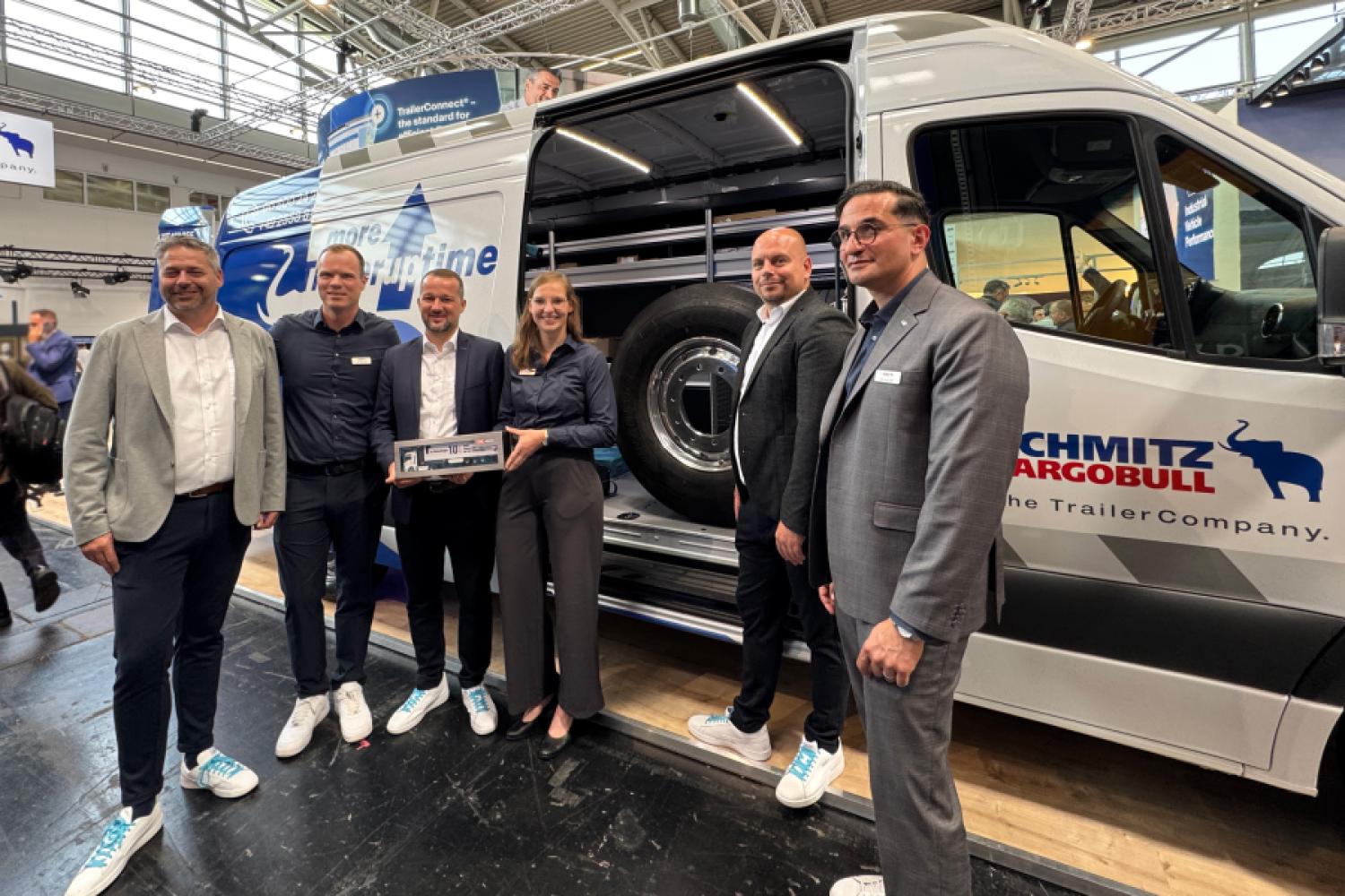 From left to right: Dirk Gleinser (Sales Manager Truck Pneuhage Group), Jan Uhlenbruck (Head of Full Service Solutions Schmitz Cargobull), Robin Brucke (Head of Product Group Management Commercial of the Pneuhage Group), Elisa Elberfeld (Product Manager Full Service Solutions Schmitz Cargobull), Sebastian Warncke (Head of Commercial Pneuhage Fleet Solution GmbH), Dr. Cafer Ince (Head of Product Line Digital Services Schmitz Cargobull). (Photo: Pneuhage Group)